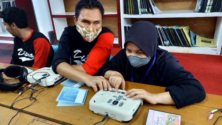 penerima manfaat Distra (disabilitas sensorik netra) memanfaatkan fasilitas umum dengan mengunjungi Braille Corner (Pojok Braille) di Perpustakaan Umum dan Arsip Daerah Kota Malang, Rabu (8/2/2023)
