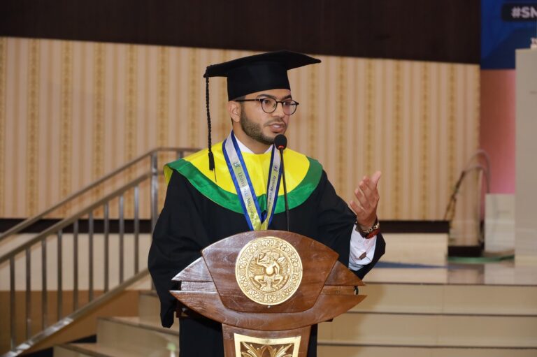Wisudawan UNAIR Asal Gaza Bagikan Kisah Jatuh Bangun Meraih Gelar SarjanaKedokteran