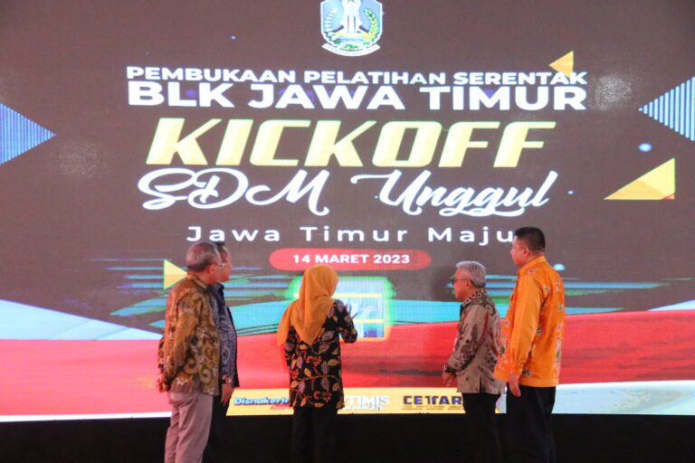 Buka Kick Off Pelatihan Berbasis Kompetensi, Gubernur Khofifah : Wujudkan Keseimbangan Job Seeker dengan Job Market Bangun Iklim Investasi di Jatim Semakin Kondusif