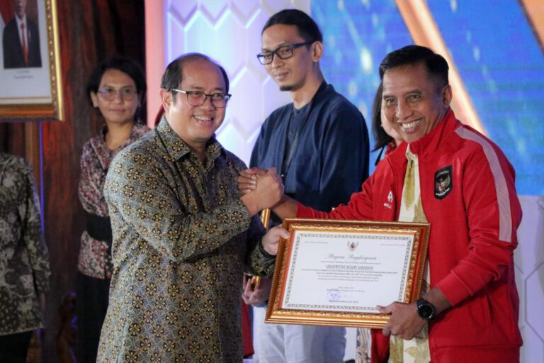 Unesa Terima Penghargaan Kinerja Anggaran Terbaik 2022 dari Kemendikbudristek