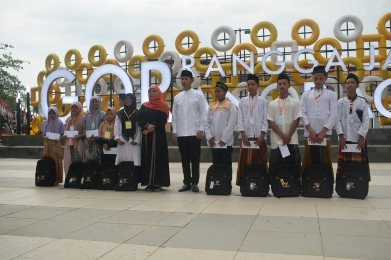Safari Ramadhan di Tuban, Gubernur Khofifah bersama Mas Bupati dan BAZNAS Santuni 2.000 Yatim-Piatu-Dhuafa
