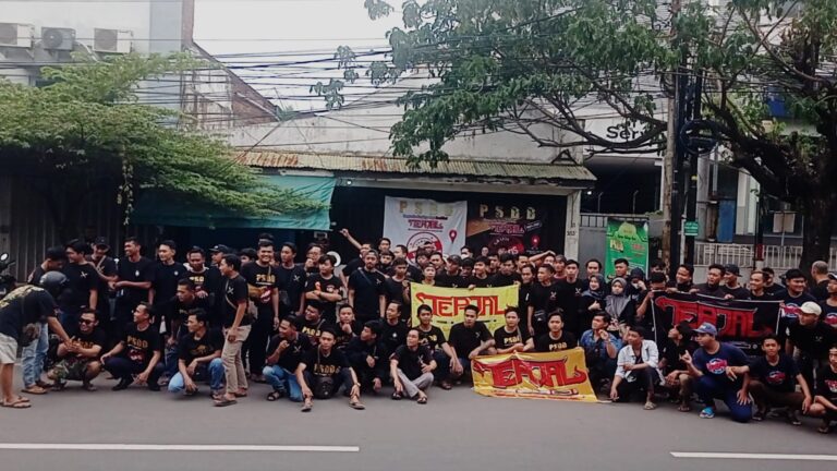 PSHT Surabaya dan Komunitas Pengusaha Surabaya Berbagi, Bagi-Bagi Takjil