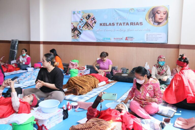 DP3AK Jatim Buka Kelas Tata Rias, Buat Ojol Perempuan