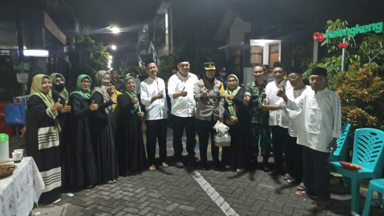 Masjid Al Iklhas dan PSHT Asapat Berbagi Kasih Sesama