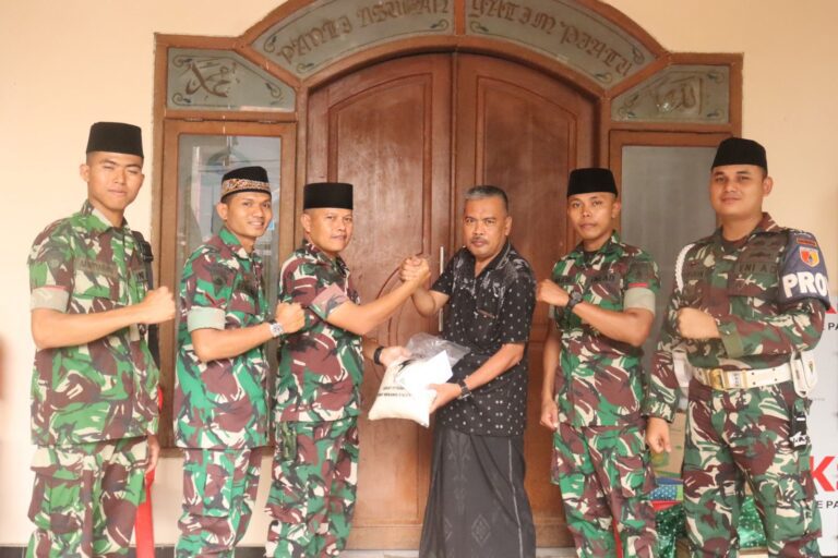 Berbagi di Bulan Ramadhan, Yonif Mekanis 516/CY Salurkan Zakat Fitrah Kepada Masyarakat