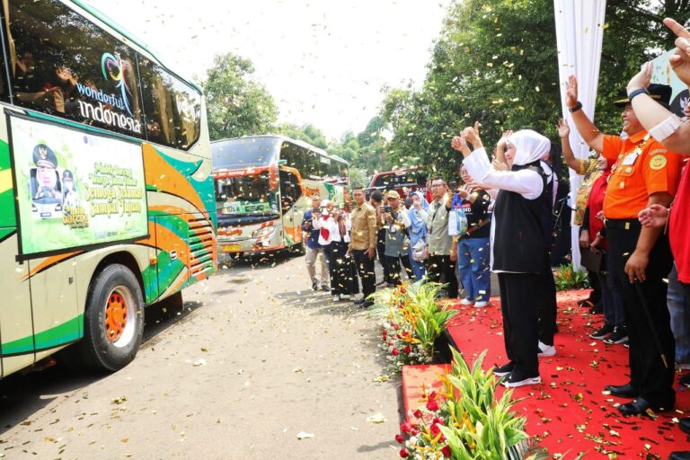 Gubernur Khofifah Berangkatkan 24 Bus Mudik Gratis Jakarta-Jatim