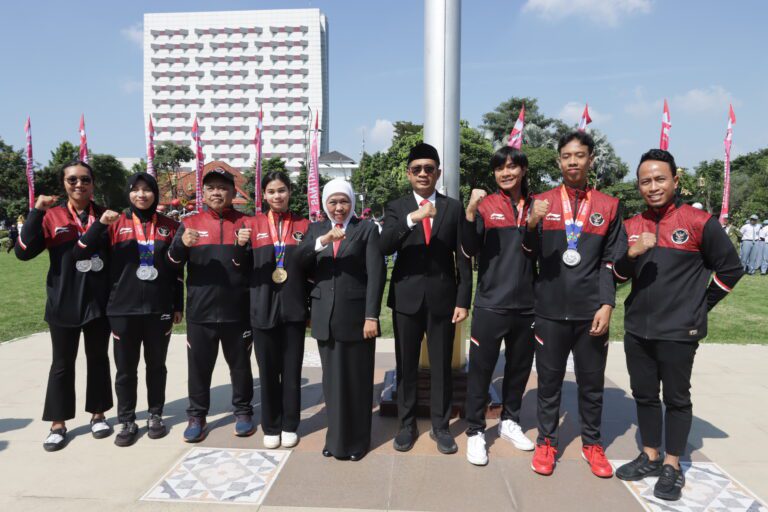 Harkitnas 2023, Gubernur Khofifah Bagikan Bonus Atlet Peraih Medali SEA Games