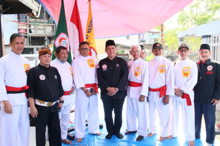 Bambang Haryo Soekartono dan Pengurus melakuan ziarah ke empat makam tokoh silat di Surabaya