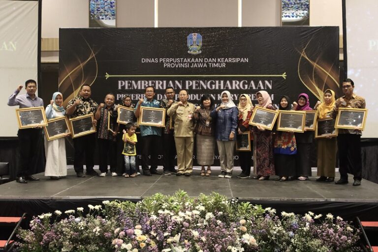 Disperpusip Jatim Beri Penghargaan KCKR 2023 Pada 13 Penerbit