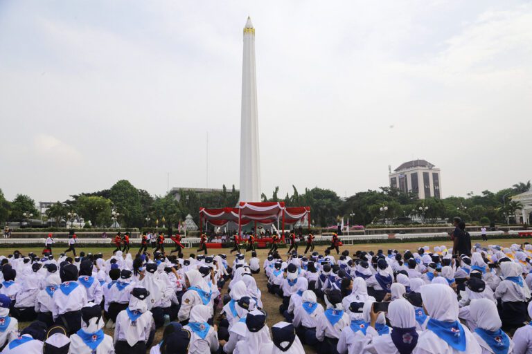 Jelang Peringatan Hari Relawan Sedunia, Pemkot Surabaya Kukuhkan Ribuan Anggota Palang Merah Remaja dan Relawan PMI
