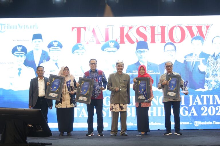 Pemkot Surabaya Raih 3 Penghargaan Sekaligus, Sukses Tekan Stunting dan Kemiskinan di Jatim