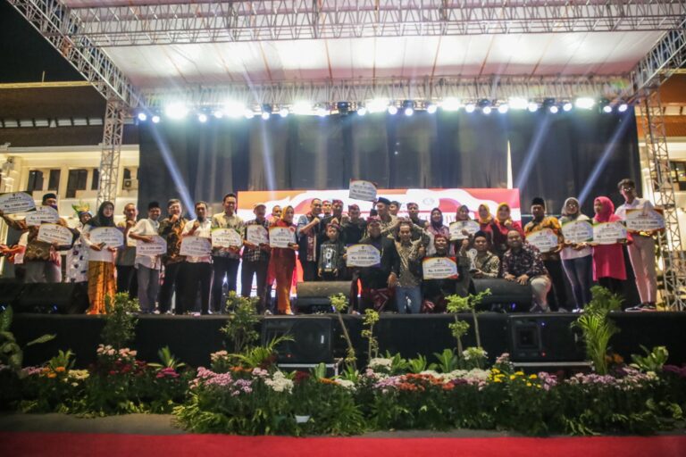 Wali Kota Eri Cahyadi Beri Penghargaan KAS-RPA kepada 19 Kampung di SurabayaWali Kota Eri Cahyadi Beri Penghargaan KAS-RPA kepada 19 Kampung di Surabaya