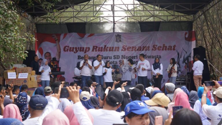 Senam Bersama di Kebun Raya Mangrove, Wali Kota Eri Beri Hadiah Motor dan Sepeda untuk Guru