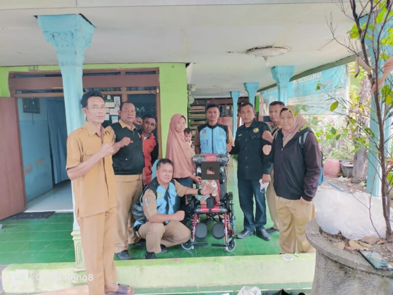 Pemprov Jatim-UPT PSBR Jombang Dinsos Jatim Serahkan Bantuan Kursi Roda, Keluarga Penerima Manfaat Bahagia