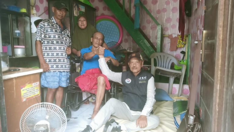 Dinsos Jatim Serahkan Bantuan Alban kepada Penyandang Disabilitas