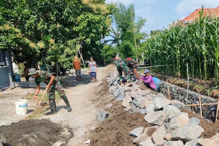 Bantu Pembangunan Desa, Prajurit Brigif 2 Marinir Dukung TMMD Ke – 119 di Gresik