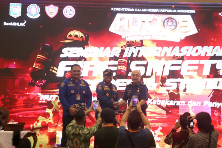 Petugas Damkar se-Indonesia Dibekali Pengetahuan Regulasi SNI Lewat Seminar International Fire Safety Codes & Standard