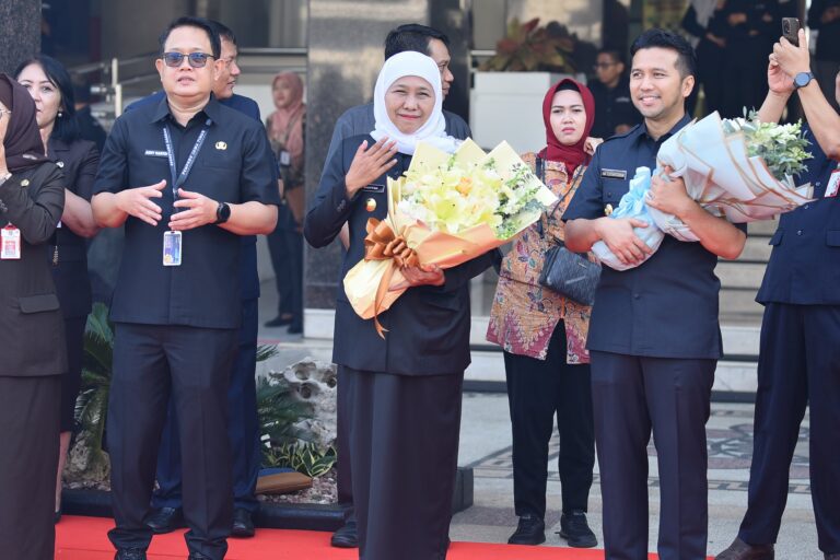 Gubernur Khofifah dan Wagub Emil Pimpin Apel Pagi Terakhir Bersama ASN Pemprov Jatim