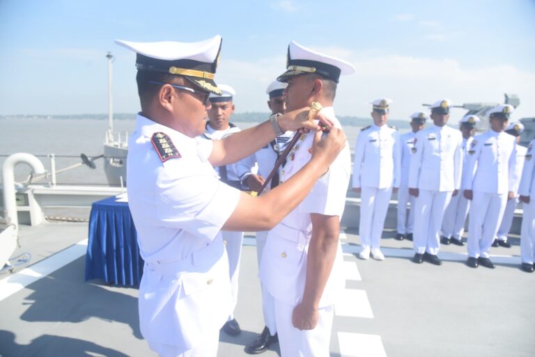 Dansatran Koarmada II Pimpin Upacara Penyerahan Jabatan Komandan KRI Pulau Fani-731