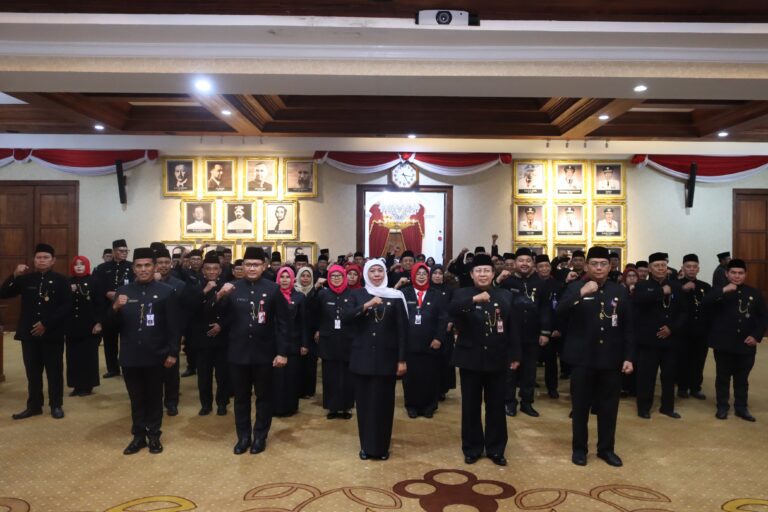 Gubernur Khofifah Lantik 63 Kepala SMA, SMK, dan SLB