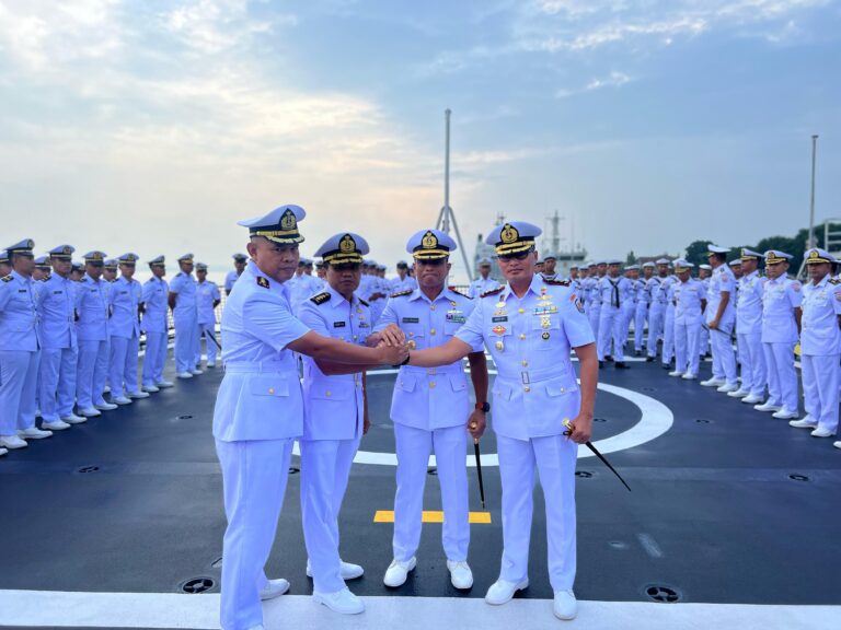 Komandan KRI I Gusti Ngurah Rai-332 dan Komandan KRI Karel Satsuitubun-356 Diserahterimakan