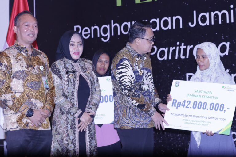 Hadiri Penganugerahan Paritrana Award 2023, Pj. Gubernur Adhy Dorong Seluruh Stakeholder Wujudkan Universal Coverage Bagi Pekerja di Jawa Timur