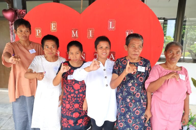 Ratusan Penghuni Liponsos Keputih Surabaya Nyoblos di TPS Bertema Valentine