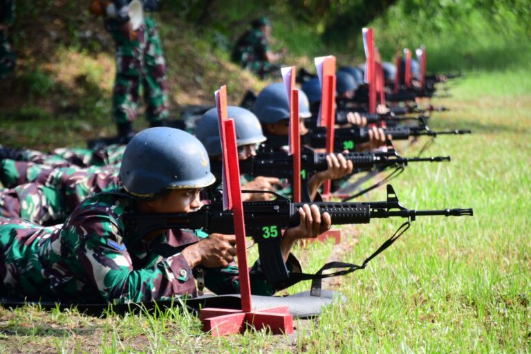 Prajurit Mako Puspenerbal Asah Kemampuan Menembak