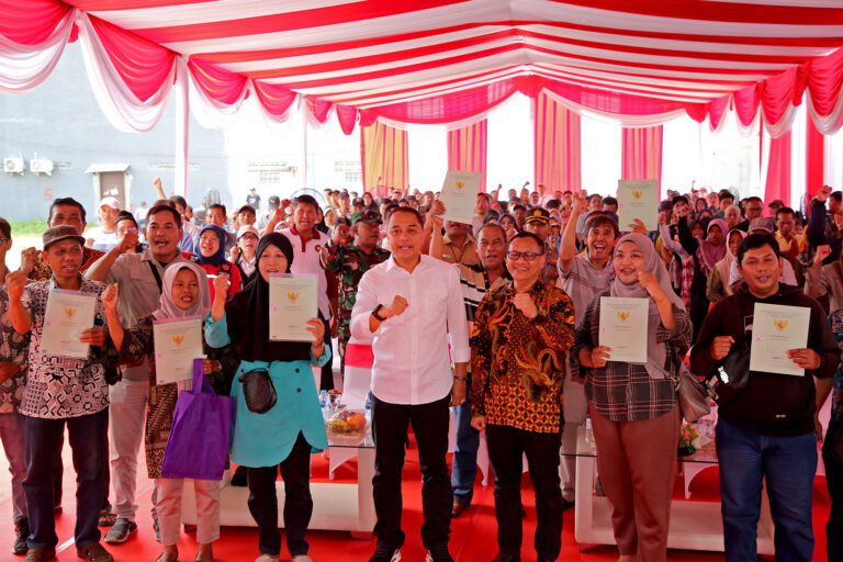 Serahkan Sertipikat Tanah Program PTSL, Wali Kota Eri Cahyadi: Kita Harus Selesaikan Semuanya Biar Tidak Ada Mafia Tanah!