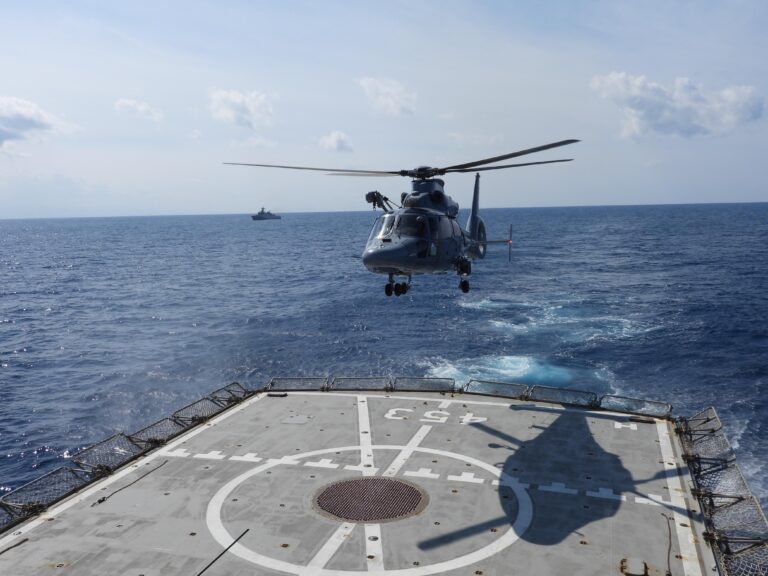Tingkatkan Kemampuan MTF, Heli HS-1305 Cross Deck Landing Exercise di Kaprang Yunani HS Spetsai F-453