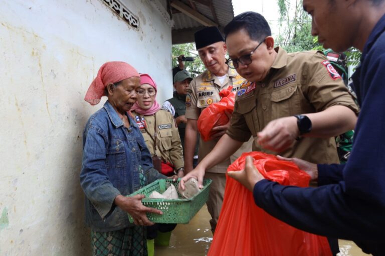 Kunjungi Banjir di Blega Bangkalan, Pj Gubernur Jatim Pastikan Semua Korban Sudah Dievakuasi 