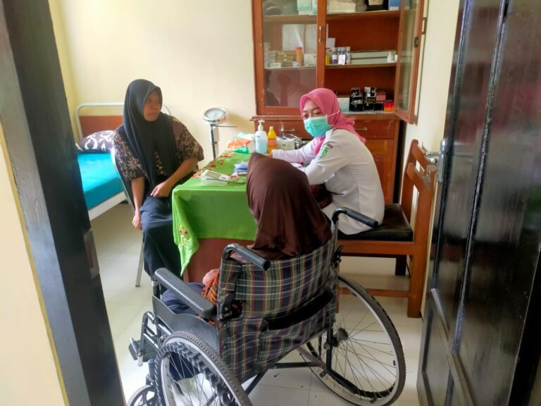 PM Pemprov Jatim – UPT RSBD Pasuruan Mendapat Pemeriksaan Kesehatan Rutin di Ruang Kesehatan