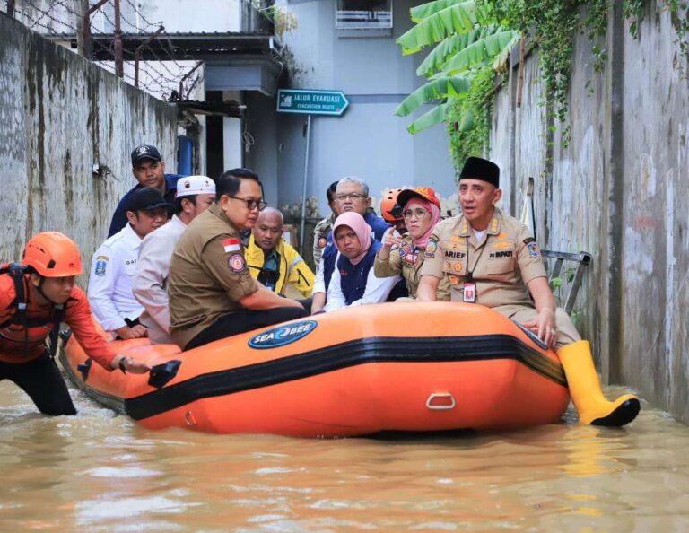 Pj Gubernur Jatim Adhy Karyono Tinjau Banjir di Bangkalan