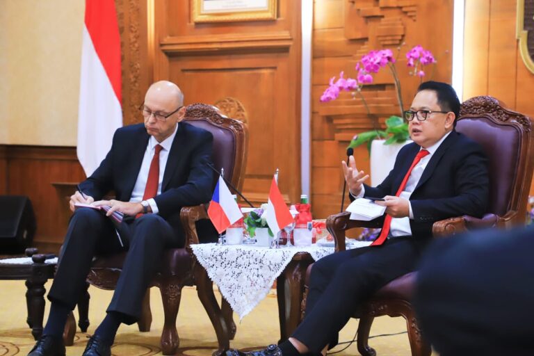 Pj Gubernur Adhy Jatim dan Dubes Ceko Bahas Rencana Pengembangan Transportasi Publik Berbasis Digital