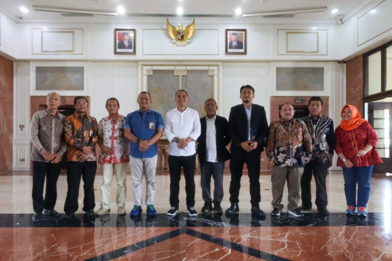 Lantik 3 Badan Pengawas PD Pasar Surya, Wali Kota Eri Cahyadi Minta Tekan Inflasi hingga Kawal Perbaikan Semua Pasar