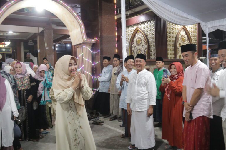 Pemkab Mojokerto Serahkan Hibah 100 Juta Rupiah untuk Masjid