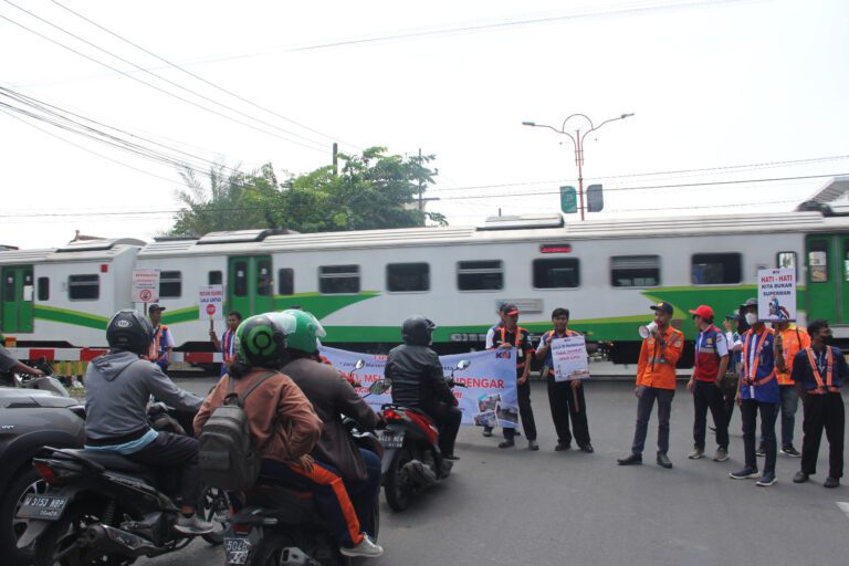 Perjalanan Angkutan Lebaran Bertambah, KAI Imbau Pengguna Jalan Tingkatkan Disiplin Berlalu Lintas di Perlintasan Sebidang