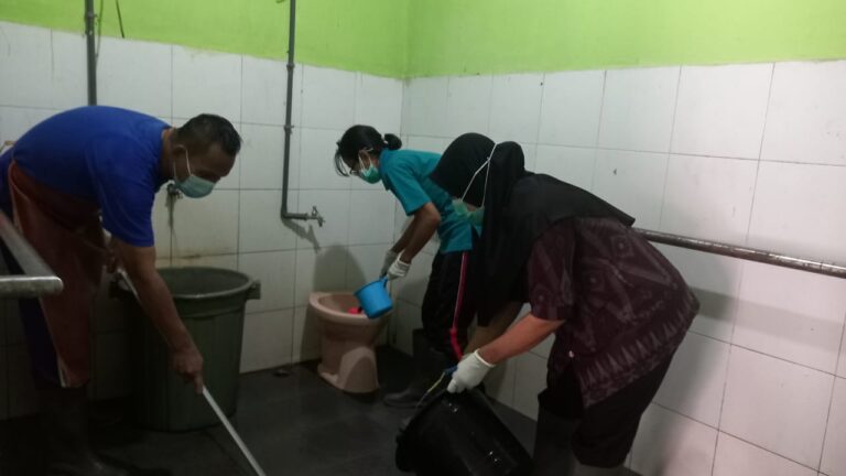 Demi Menjaga PM Lansia, Pemprov Jatim-UPT PSTW Banyuwangi Lakukan Pembersihan Rutin Kamar Mandi