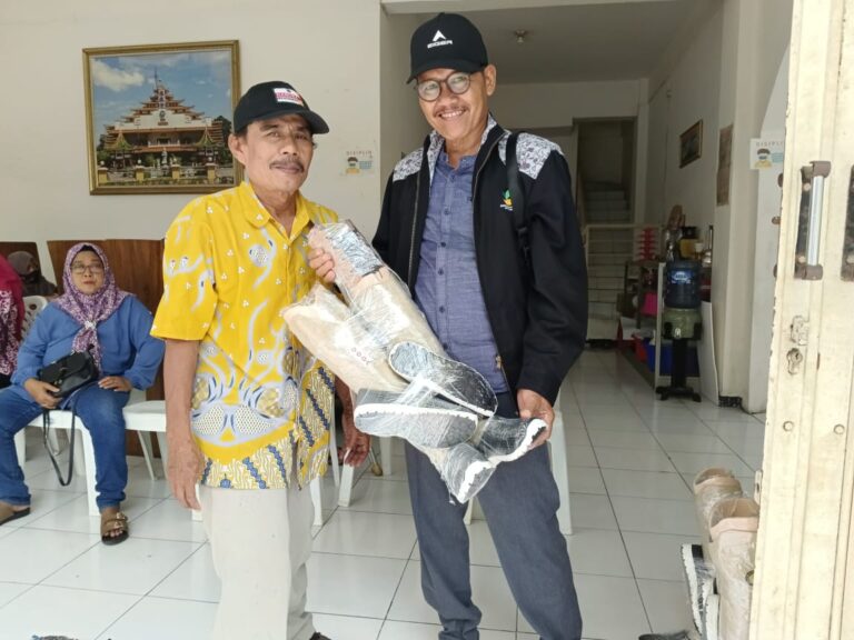 TKSK Kabupaten Nganjuk Dampingi Penyerahan Kaki Palsu untuk PM di Surabaya