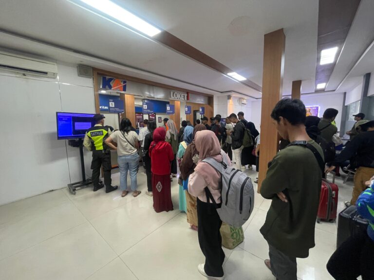 Imbas Banjir di Semarang, KAI Daop 8 Mohon Maaf Kedatangan Kereta Terlambat