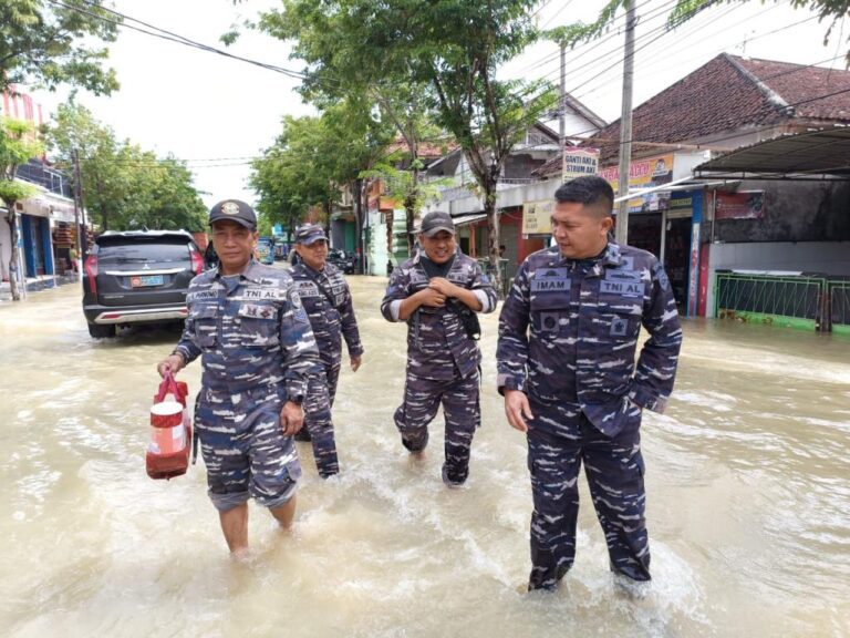 Tim Siaga Lanal Batuporon Kembali Evakuasi Korban Banjir