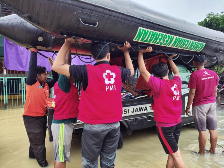 Wilayah Terdampak Banjir dan Longsor di Jatim Dapat Bantuan dari PMI Pusat