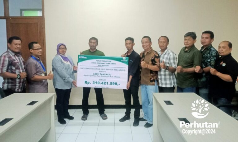 Perhutani KPH Malang Serahkan Sharing Sengon Senilai Rp 310 Juta ke LMDH Tani Maju