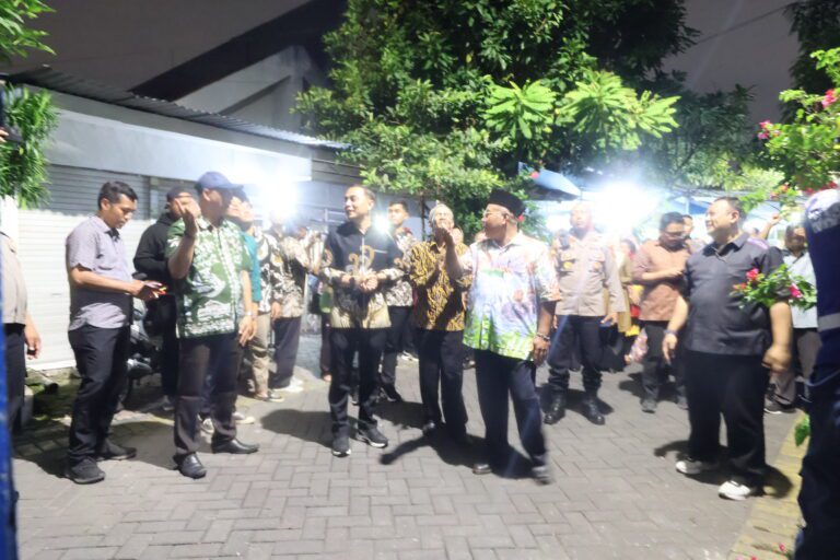 Dari Gelap ke Terang, Warga Baratajaya Nikmati Manfaat PJU Baru dari Pemkot Surabaya