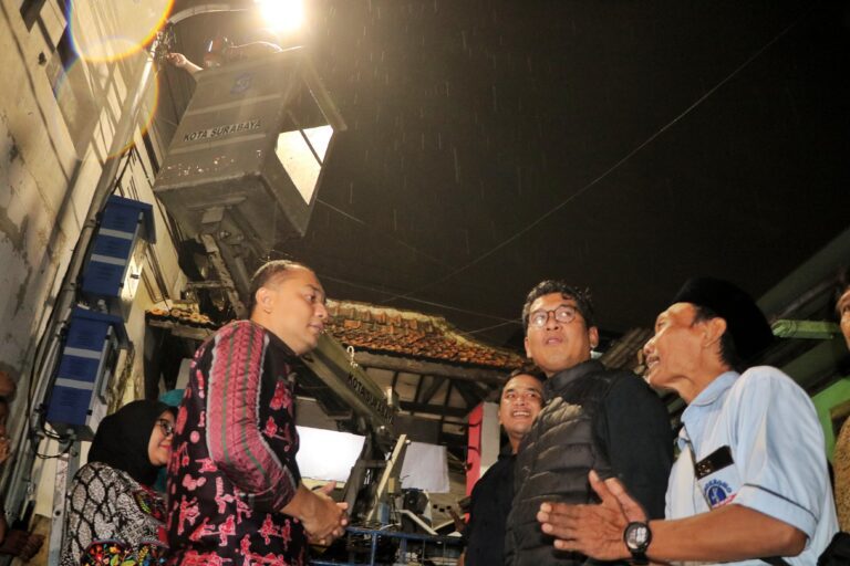 PJU Usulan Warga 100 persen Terpasang, Wali Kota Eri Cahyadi Cek Pemasangannya Se-Surabaya