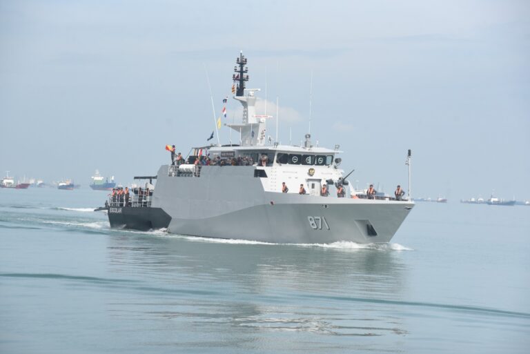 Jelang Sertijab, Pangkoarmada II Inspeksi Kapal Perang