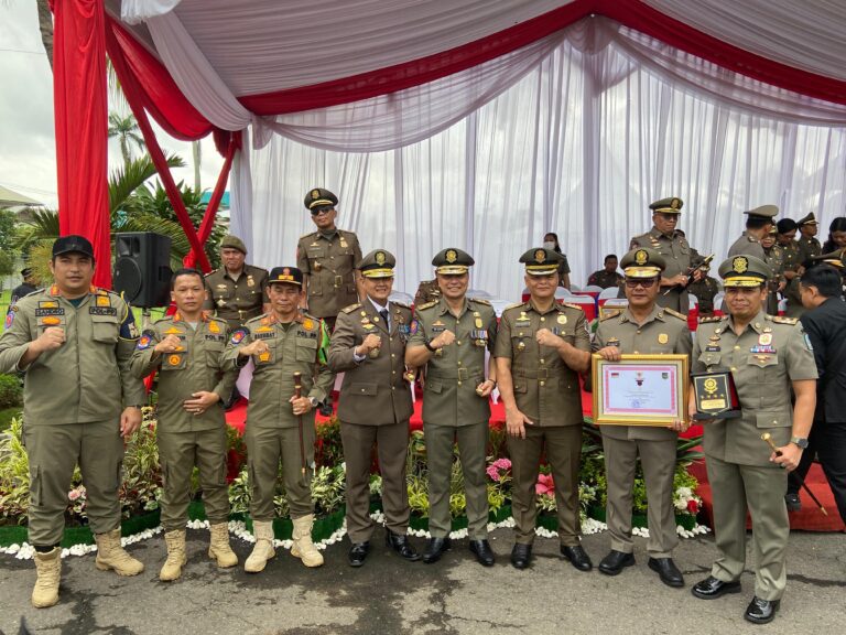 Wali Kota Eri Cahyadi dan Satpol PP Surabaya Raih Penghargaan Sekaligus dari Kemendagri