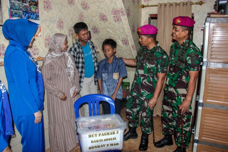 Prajurit Resimen Kavaleri 2 Marinir Peduli Warakawuri dan Anak Yatim