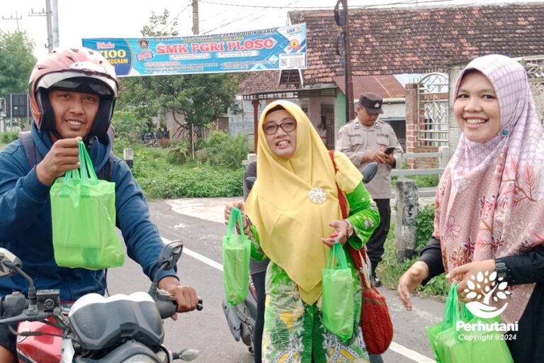 Perhutani dan IIKP Cabang Mojokerto Bagikan Ratusan Takjil ke Pengguna Jalan