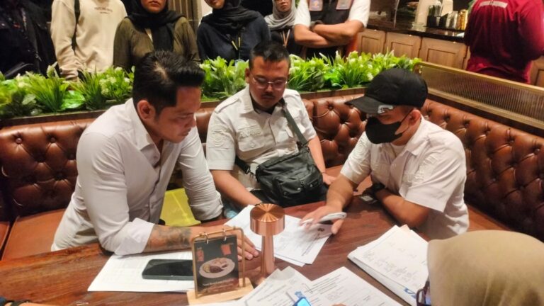 Satpol PP Surabaya Dapati 2 RHU Jual Mihol saat Ramadan, Sita 24 Botol hingga Lakukan Penyegelan!